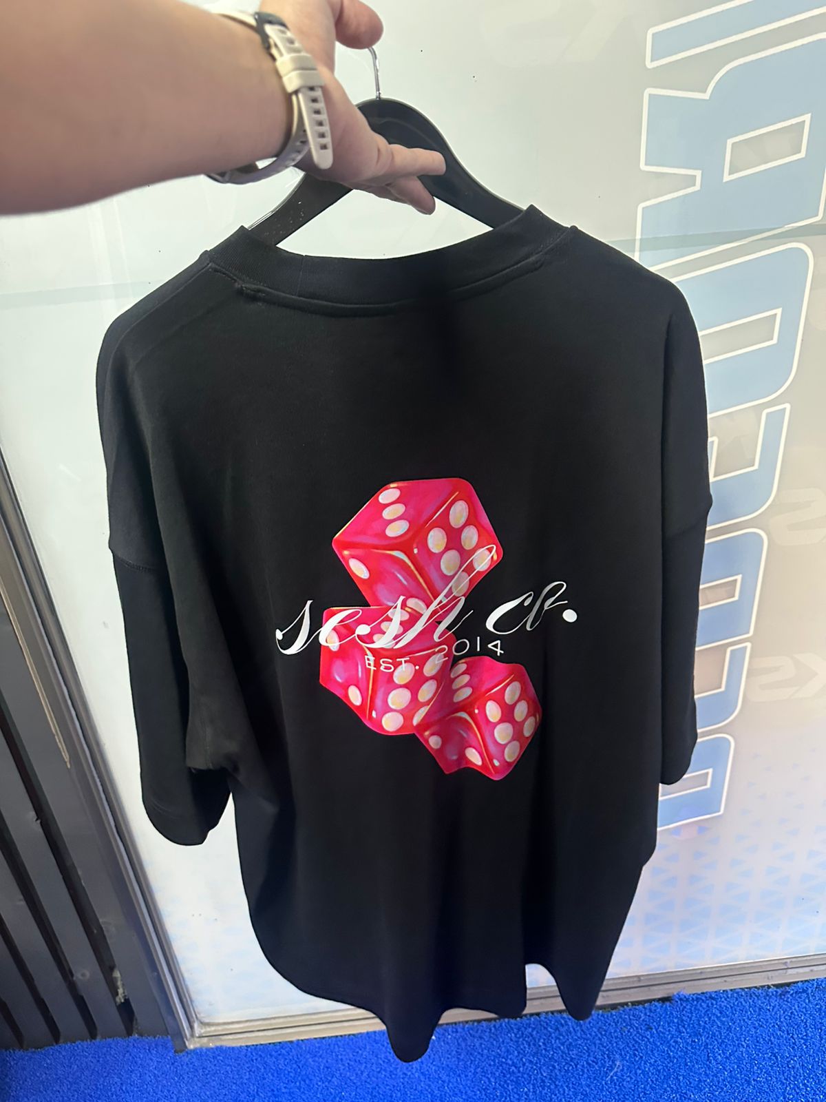 POLERA OVERSIZE DADO ROSA NEGRO