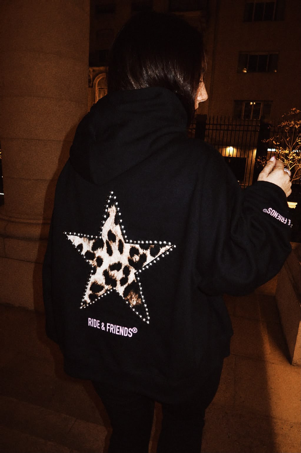 Polerón Negro Estrella Print — Boxy Mujer